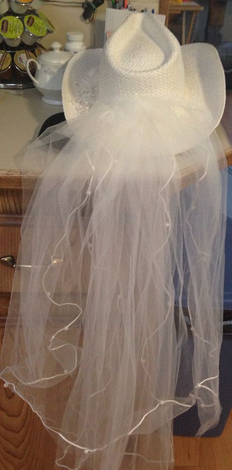 Wedding Dresses With Cowboy Hat, White Cowboy Hat With Veil, Cowboy Bride Hat, Wedding Dress Cowboy Hat, Wedding Cowboy Hat Bride, Cowboy Hat Veil, Bridal Cowboy Hat, Wedding Cowgirl Hat, Western Bride Hat