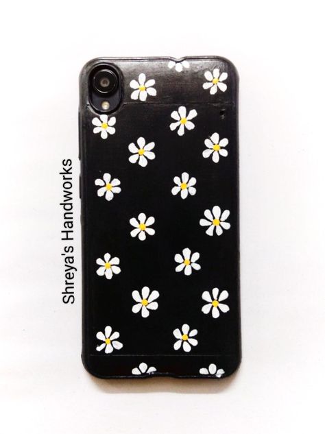 DIY phone case decoration. Diy Phone Case Acrylic Paint, Acrylic Painting On Phone Case, Phone Case Acrylic Paint, Painted Phone Case Diy Acrylic, Painted Phone Case Diy, Painting On Phone Case, Daisy Flower Painting, Painted Phone Case, On Phone