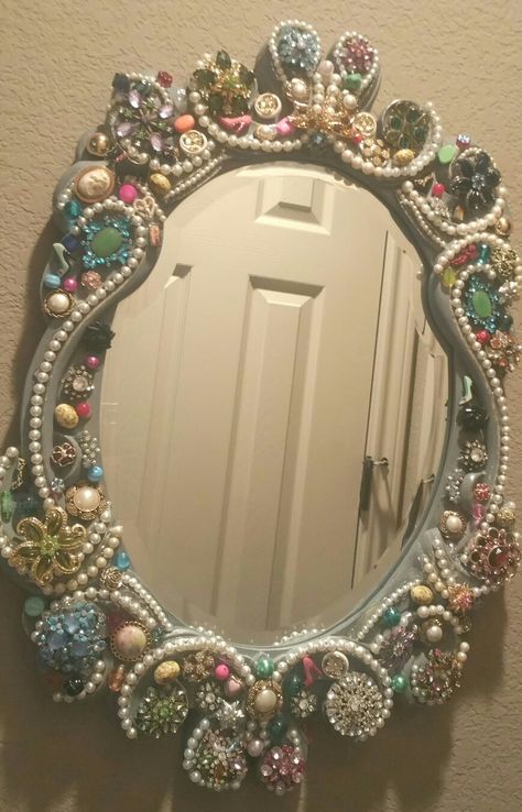 Diy Embellished Mirror Frame, Jeweled Mirrors Ideas, Recycled Jewelry Art, Repurpose Mirror Ideas, Costume Jewelry Crafts Projects, Junk Mirror, Bejeweled Mirror, Things To Make With Old Jewelry, Broken Jewelry Crafts