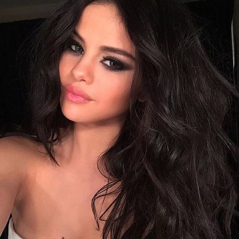 Selena Gomez Ponytail, New Year Eve Makeup, Sonia Ben Ammar, 90s Haircuts, Selena Selena, Selena Gomez Makeup, Eve Makeup, Selena Gomez Hair, Trendy Bob Hairstyles