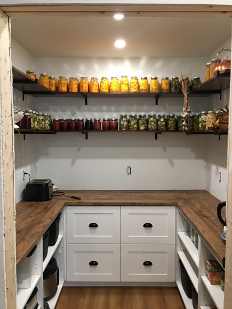 Western Pantry Ideas, Old Fashioned Pantry, Rustic Walk In Pantry, Western Pantry, Rustic Pantry Ideas, Farmhouse Pantry Shelving Ideas, Farmhouse Pantry Design, Wood Pantry Shelving, Pantry Open Shelving