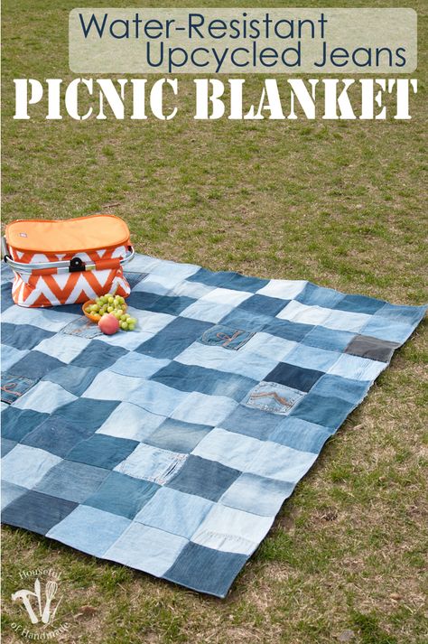 Cut Up Jeans, Återvinna Jeans, Fun Summer Crafts, Jean Quilt, Waterproof Blanket, Picnic Tablecloth, Picnic Quilt, Upcycled Jeans, Diy Jeans