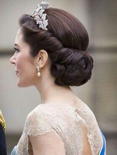 Hairstyles Tiara, Princess Updo, Sanggul Modern, Wedding Hair Side, Side Hairstyles, Tiara Hairstyles, Wedding Hairstyles With Veil, Best Wedding Hairstyles, 2015 Hairstyles