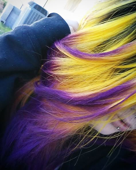 Yellow And Purple Hair, Purple Hair Dye, Unique Piercings, Gorgeous Hair Color, Dyed Hair Inspiration, Split Hair, Hair Color Techniques, Hair Color Purple, Yellow And Purple