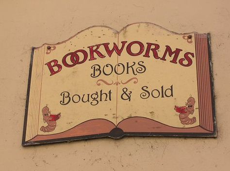 Book Worms shop Bookstore Names Ideas, Bookstore Advertising, Book Store Signs, Bookstore Signage, Borders Bookstore, Store Names Ideas, Second Hand Bookstore, Books Shop, Tiny Farmhouse