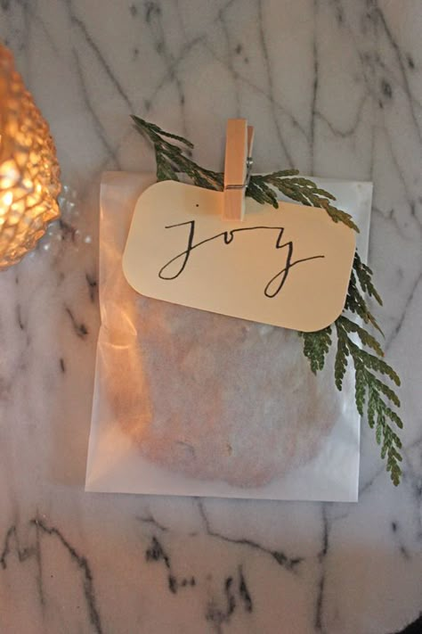 Handmade Packaging, Glassine Bags, Brown Paper Packages, Gift Wrap Ideas, Holiday Tags, 12 December, God Mat, Christmas Party Favors, Cookie Packaging