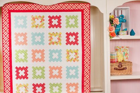 Classic & Vintage featuring Album Quilt! - The Jolly Jabber Quilting Blog Album Quilt, Bear Paw Quilt, Dear Jane Quilt, Free Quilting Patterns, Modern Quilting Designs, Log Cabin Quilt Blocks, Quilt Block Patterns Free, Signature Quilts, Blanket Ideas