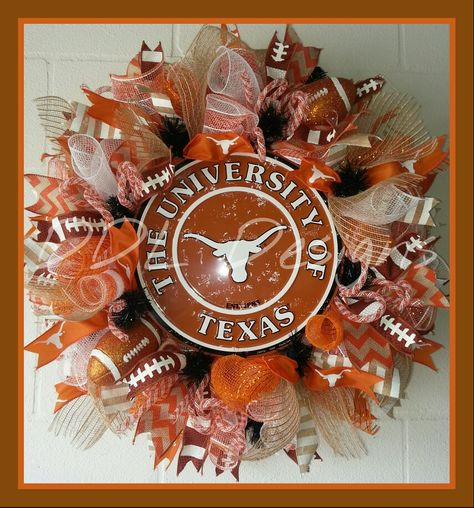 " Hook Em " Texas Longhorns Deco mesh wreath DDL Designs https://m.facebook.com/ddldesigns Ut Wreath, Eve Wall, Football Wreaths, Fall Thanksgiving Wreaths, Sports Wreaths, Burlap Projects, Football Wreath, Wall Wreath, Wreath Making Supplies