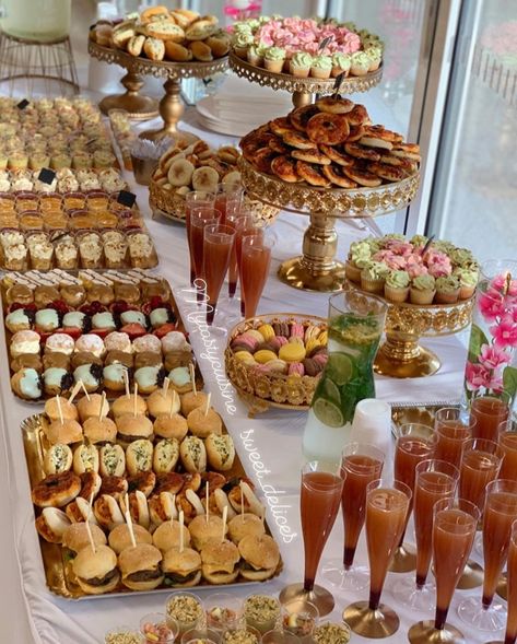 Prom Food, Party Tips And Tricks, Birthday Buffet, Wedding Buffet Food, Catering Food Displays, Buffet Party, Idee Babyshower, Party Food Buffet, Catering Ideas Food