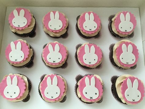 Miffy cupcakes Miffy Cupcakes, Miffy Food, Food Museum, Cat Cupcakes, Kawaii Dessert, Cake Day, White Bunny, Bday Girl, Cute Birthday Cakes