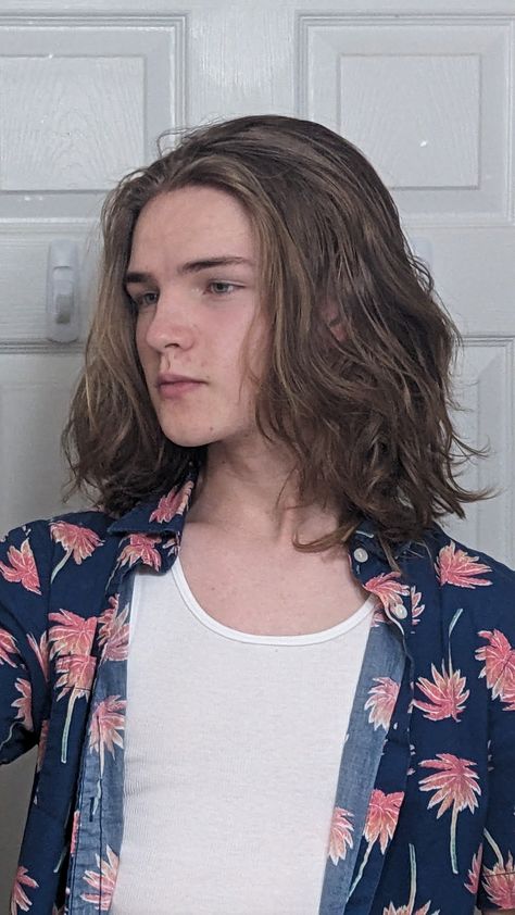 Shoulder Length Hair Masculine, Mid Length Queer Haircuts, Male Shoulder Length Hair, Queer Shoulder Length Hair, Androgynous Hair Medium Length, Shoulder Length Hair Men, Half Long Hair, Hairstyles Long Hair, Surfer Hair