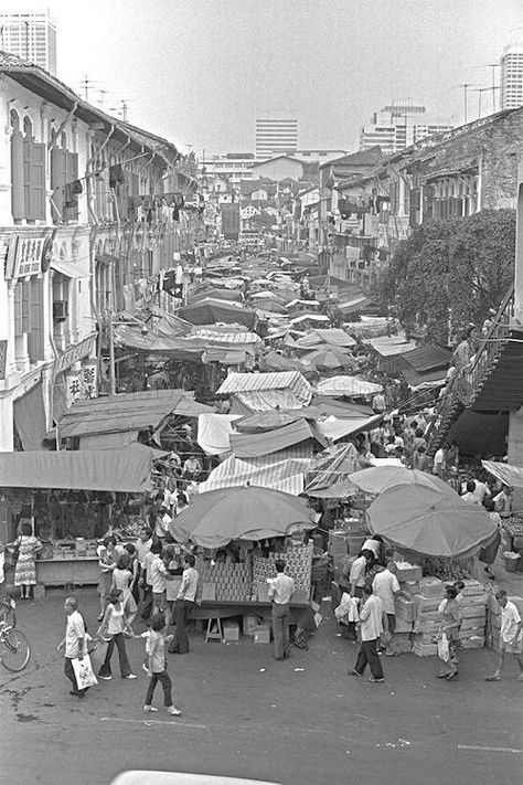 ELEVENTH HOUR CHINESE NEW YEAR SHOPPING AT CHINATOWN Singapore Chinatown, History Of Malaysia, Victoria City, History Of Singapore, Singapore Architecture, Singapore River, Old Singapore, Straits Settlements, Singapore Photos