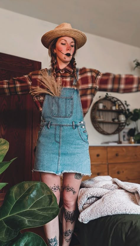 Last minute Halloween costume - scarecrow - DIY - scarecrow costume Dead Farmer Costume, Scarecrow Cute Costume, Last Minute Scarecrow Costume, Scarecrow Costume Aesthetic, Scarecrow Hairstyles, Easy Scarecrow Costume Women, Scarecrows Costume, Scare Crow Halloween Costume, Scare Crow Halloween Costume Ideas