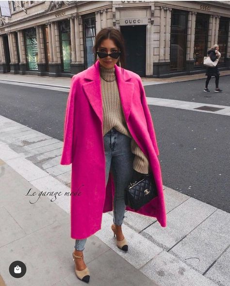 All Pink Winter Outfit, Fun Office Outfits Women, Pink Coat Outfit, Fall Outfits 2023, Engagement Photo Outfits Fall, Outfits 2023, Pink Coat, Looks Chic, Colourful Outfits