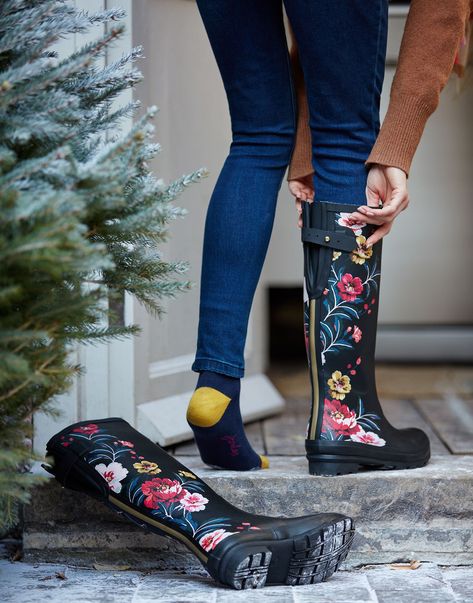 Rain Shoes Women, Raining Day Outfit, Black Wellies, Joules Rain Boots, Gardening Boots, 80s Japanese Fashion, Rainy Day Outfits, Boys Rain Boots, Rainy Day Fashion