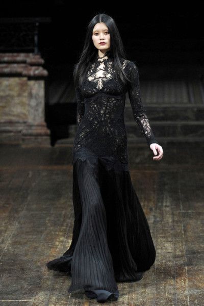 spookyloop: “ From Julien Macdonald’s Ready-to-Wear Collection, Fall 2011 Model: Ming Xi (STORM) ” Ellie Saab, Julien Macdonald, Victorian Goth, Gothic Clothes, Gothic Wedding, Gothic Beauty, Gothic Dress, Gothic Girls, Gothic Outfits