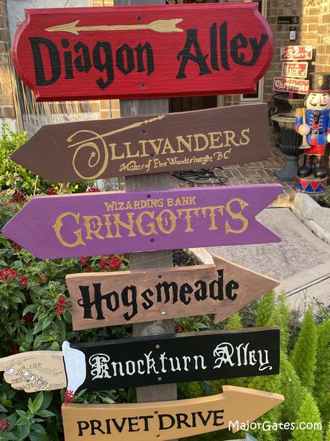 Fantasy Arrow, Harry Potter Signs, Harry Potter Halloween Decorations, Harry Potter Sign, Harry Potter Party Decorations, Harry Potter Theme Birthday, Harry Potter Classroom, Harry Potter Bedroom, Harry Potter Baby Shower