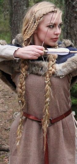 Blog Viking Queen, Medieval Hairstyles, Viking Braids, Viking Costume, Fest Outfits, Viking Hair, Viking Woman, Fantasy Hair, Bow And Arrow