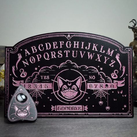 Gothic Images, Witch Board, Pendulum Board, Witch Shop, Witch Diy, Spirit Board, Spooky Tattoos, Ouija Board, Dark Ages