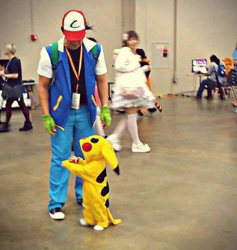 Ash Misty Pikachu Costume, Costume Halloween Famille, Pokemon Onesie, Pikachu Onesie, Dressup Ideas, Halloween Pikachu, Pikachu Costume, Family Cosplay, Pokemon Costumes