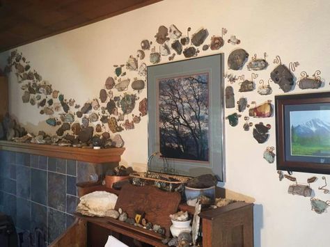 How to display your rocks, minarles, and gems. Great if you know how to wire rap! Rock Collection Display Ideas, Rock Display Ideas, Eccentric Maximalist, Collection Display Ideas, Rock Collection Display, Kitchenette Ideas, Rock Display, Vintage Forks, Collection Display