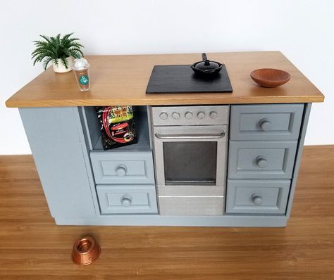 This is the kitchen island for my lovely Barbie diorama - playscale living at it's best :) Barbie Kitchen Diy, Dollhouse Refurbish, Barbie Shelf, Barbie Beds, Barbie Kitchen Set, Dollhouse Kitchens, Doll Makeover, Ikea Kitchen Island, Barbie Ideas