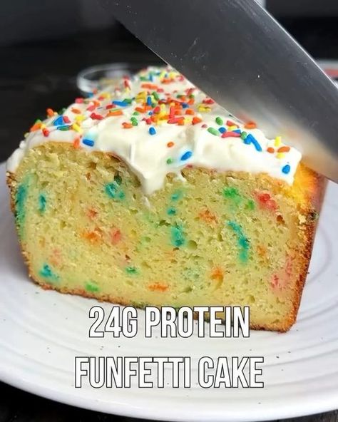 High protein low calorie recipes on Instagram: "24g Protein Funfetti Cake 🎉🍰🔥By @michaelkory

✅ Cake ingredients:
1-1/2 cup flour (180g)
3 scoops vanilla whey protein (90g) @legion discount code KORY
3/4 cup zero calorie sweetener
1 tsp baking powder
1/2 tsp baking soda
Pinch of salt
1 cup fat-free vanilla Greek yogurt (220g)
3 eggs 
1/3 cup unsweetened applesauce (80g)
2 tbsp melted coconut oil (30ml)
1 tbsp melted butter (15ml)
1 tsp cake batter extract (5ml)
2 tbsp rainbow sprinkles

✅ Protein icing ingredients:
1/2 cup fat-free vanilla Greek yogurt (110g)
1 scoop vanilla whey protein (30g)
1/2 cup zero calorie confectioner sweetener

💪 Macros per slice: 270 calories, 7g fat, 26g carbs, 24g protein. Makes 7 slices.

Follow @michaelkory for more recipes like this💪🔥

#funfetti #cake Cake Batter Extract, Protein Icing, Protein Bread Recipes, Clean Eating Dessert Recipes, Protein Baking, Protein Cake, Protein Bread, High Protein Low Carb Recipes, High Protein Low Calorie