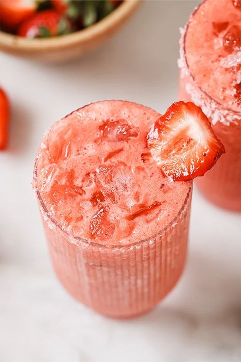 Strawberry Margarita Mocktail (Paleo, AIP) - Unbound Wellness Margarita Recipes Non Alcoholic, Strawberry Mocktail Non Alcoholic, Strawberry Margarita Mocktail, Healthy Mocktails Non Alcoholic, Spring Cocktail Recipes, Margarita Mocktail, Summer Mocktail, Winter Cocktail Recipes, Mocktails Non Alcoholic