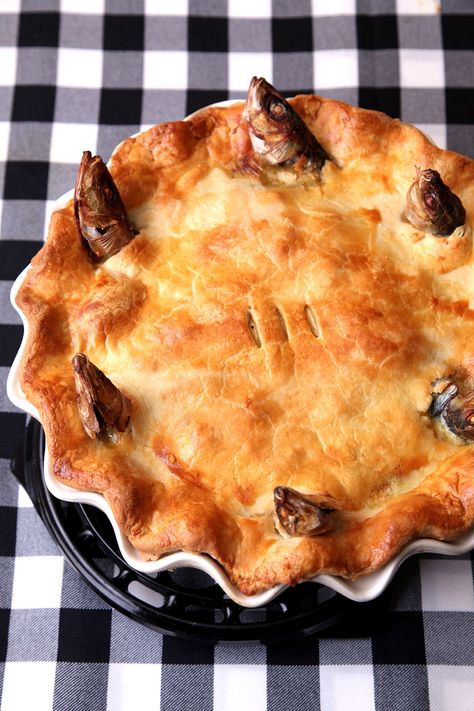 Stargazy Pie (English Sardine Pie) Pine Nuts Pasta, Savory Pies Recipes, Sardine Recipes, Spicy Salad, Tiny Fish, Fish Pie, Savory Pies, Meat Pie, Savory Pie