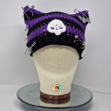 Goth Crochet Hat, Crochet Skull Hat, Black And Purple Crochet, Crochet Beanie Ideas, Emo Crochet, Goth Hats, Crochet Cat Ear Hat, Cat Hat Beanie, Cat Beanies