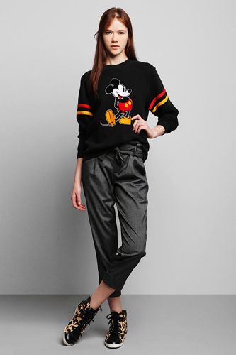 Mickey Mouse sweater Mickey Mouse T Shirt Outfit Woman, Mickey Sweatshirt Outfit, Swag Sweater, Mickey Sweatshirt, Mickey Mouse Outfit, Mickey And Minnie Love, Disney Wear, Minnie Mouse Shirts, Cute Disney Outfits