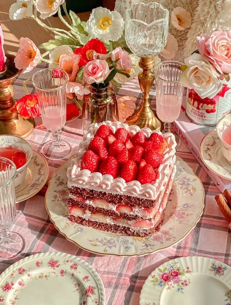 Tea Party Aesthetic, Strawberry Chocolate Cake, Strawberry Chocolate, Cute Baking, Just Cakes, Pink Cake, Cute Desserts, Vintage Cake, Strawberry Cake