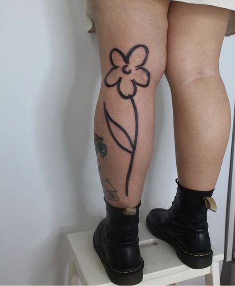 Giant Flower Tattoo, Flower Knee Cap Tattoo, Around Leg Tattoo Wrap, Flower Tattoo Above Knee, Leg Filler Tattoos, Knee Flower Tattoo, Patchwork Leg Sleeve, Abstract Flower Tattoos, Tattoo Pierna