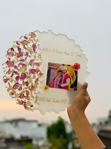 Resin Art Wedding Card, Resin Art Photo Frame Ideas, Nikah Tray, Resin Art Photo Frame, Goft Ideas, Photo Resin, Diy Resin Gifts, Birthday Wishes For Lover, Mother Daughter Love