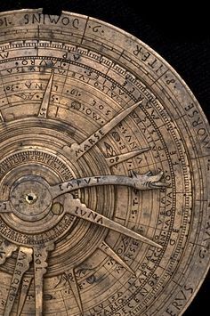 This instrument is clear evidence of the links between the astrolabe and astrology. On one side is an astrolabe for a single latitude, and on the other an astrological volvelle, used to find the positions of planets and other celestial bodies, especially in relation to the traditional astrological houses. Metal Armor, Sundials, Ancient Aliens, Ancient Artifacts, 판타지 아트, 15th Century, Ancient History, Ancient Art, Sacred Geometry