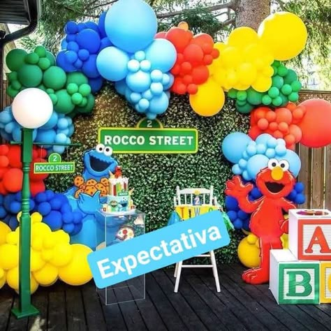 Sesame Street Balloon Decor, Elmo Backdrop Ideas, Sesame Street Balloon Garland, Sesame Street Balloons, Sesame Street Balloon Arch, Elmo Party Decorations, Elmo Birthday Party Boy, Sesame Street Birthday Cakes, Elmo First Birthday