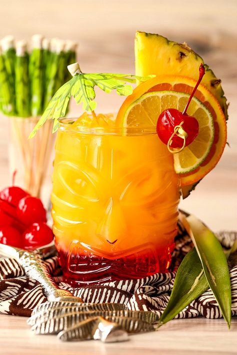 Classic Mai Tai Recipe is a classic, delicious cocktail that everyone will love! The sweet flavors of this drink go perfectly with a spicy dinner! Mai Tai Drink Recipe, Mai Tai Drink, Mai Tai Cocktail Recipes, Spicy Dinner, Mai Tai Recipe, Juice Squeezer, Tiki Glasses, Pineapple Corer, Spicy Appetizers