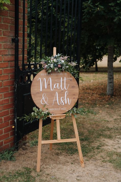 Round wooden wedding welcome sign Engagement Signage, Welcome Board Ideas, Wedding In The Garden, Signage Board, Rustic Wedding Theme, Wedding Welcome Board, Rustic Luxe, Wooden Wedding Signs, Wooden Welcome Signs