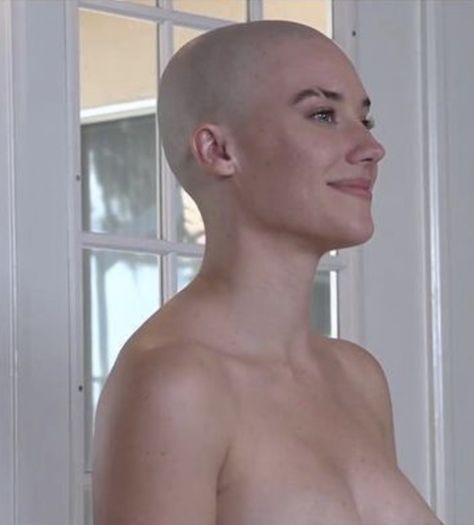 Cristiano Ronaldo Young, Shaved Hair Women, Bald Head Women, Dj Dance, Lesbian Fashion, Bald Girl, Bald Hair, Bald Women, Bald Heads