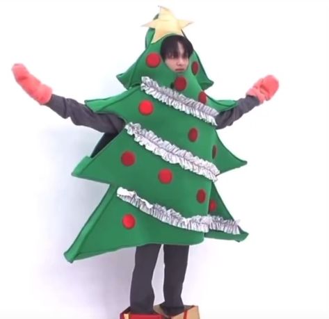 Christmas Memes, Boys Don't Cry, Christmas Icons, Very Funny Pictures, Meme Faces, Bts Korea, Korean Idol, Meme Pictures, Kpop Memes