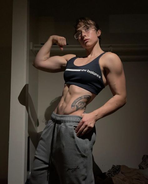 Muscle Flexing Poses, Lean Beef Patty Aesthetic, Leanbeefpatty Aesthetic, V Line Women, Lean Muscle Women, Lean Beef Patty, Muscle Mommy, Masc Women, Buff Women