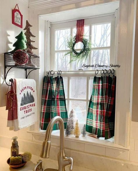 Christmas Kitchen Decor Ideas, Cozy Christmas Decor, Country Christmas Decorations, Kitchen Decor Ideas, Christmas Kitchen Decor, Fresh Christmas Trees, Christmas Decorations For The Home, Christmas Window, Farmhouse Christmas Decor