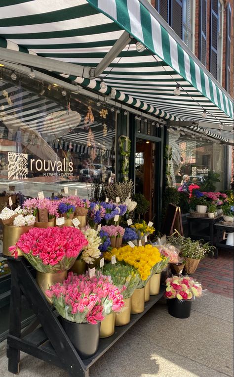 Flower Store Design Floral Shops, Flowers Shop Aesthetic, Florist Shop Aesthetic, Flower Shop Cafe, Paris Flower Shop, Flower Shop Business, Flower Shop Aesthetic, Flower Stores, Flower Shop Display