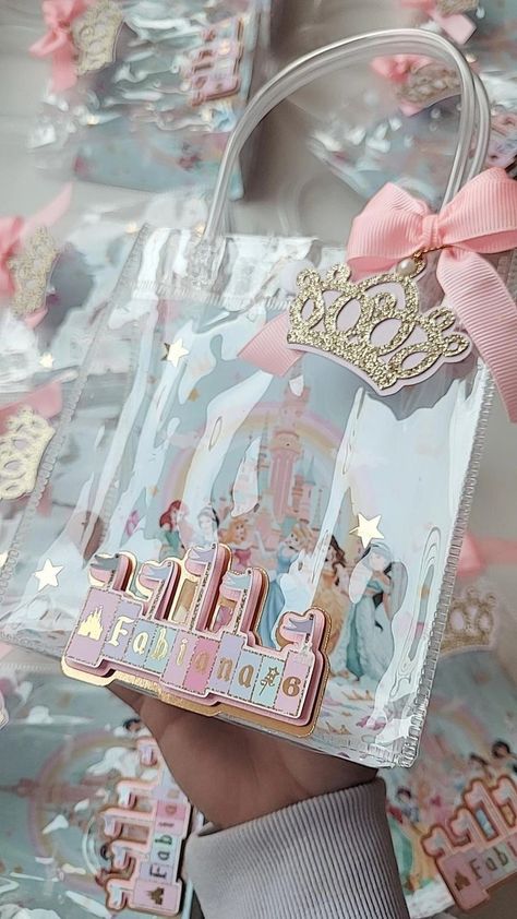 Princess Souvenir Ideas, Princess Birthday Favor Ideas, Disney Princess Pastel Colors Party, Princess Birthday Goodie Bags Ideas, Disney Princess Candy Bags, Clear Party Favor Bags, Princess Party Gift Bag Ideas, Disney Princess Party Bags, Princess Party Gift Bags