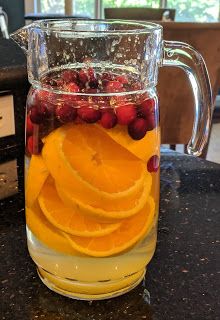 Flavored Water For Thanksgiving, Cranberry Orange Infused Water, Infused Water Recipes Party Fall, Infused Water For Christmas Party, Cranberry Infused Water, Fall Infused Water, Christmas Flavored Water, Fall Flavored Water Recipes, Fall Infused Water Recipes