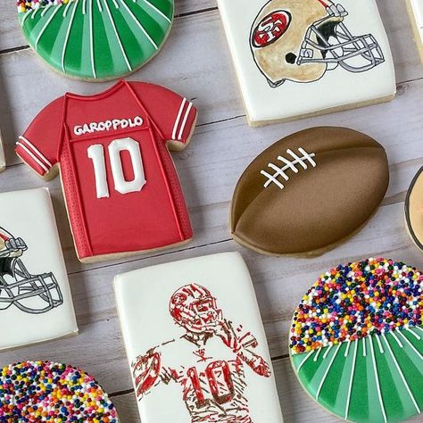 Rachel 💕 Sugar Cookie Sisters on Instagram: "I’m not a football fan, but I guess I have to cheer for the 49ers since I made these, right? 🏈⁣ ⁣ #royalicing #royalicingcookies #decoratedsugarcookies #decoratedcookies #cookiedecorating #cookies #cookiestagram #instacookie #cookieart #baking #customcookies #sugarcookies #cookiedecorator #bakingfun #bakingaddiction #cookiesofinstagram #cookier #cookiedecoration #cookiedesign #footballcookies #superbowlcookies #49ers #49erscookies #superbowl" Super Bowl Cookies, Football Cookies, Cookie Art, A Football, Cookie Designs, Royal Icing Cookies, Custom Cookies, Sugar Cookies Decorated, Football Fans