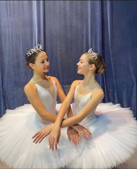 Ballet Best Friends, Ballet Duo Poses, Ballet Friends, Ballet Aesthetic, Dancer Lifestyle, Ballet Pictures, Ballet Beauty, Dance Dreams, Ballet Poses