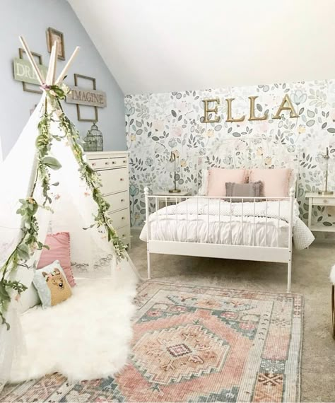 Vintage rugs with floral wallpaper Girls Bedroom Makeover, Toddler Bedroom Girl, Bedroom Reveal, Big Girl Bedrooms, Toddler Girl Room, Dekorasi Kamar Tidur, Toddler Bedroom, Girl Bedroom Designs, Toddler Rooms