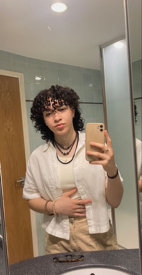 Lesbian Curly Hair Short Hairstyles, Female Curly Mullet, Curly Hair Short Mullet, Lesbian Curly Hair, Coily Mullet, Masc Lesbian Haircut Curly, Masc Curly Hair Cuts, 3c Mullet, Curly Mullet Hairstyle Women