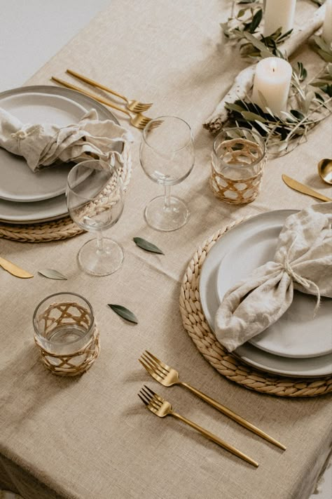 Table Setting Holiday Dinner Parties, Dining Napkin Ideas, Place Setting Ideas Everyday, Plate Setting Ideas For Home, Beige Table Setting, Dinner Plate Setting, Table Settings Dinner, Christmas Dinner Table Decorations, Dinner Table Decorations